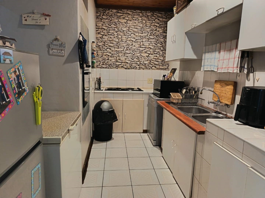 6 Bedroom Property for Sale in Heuwelsig Free State